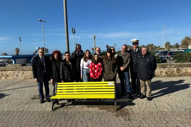 Civitavecchia, inaugurata a Largo Galli la panchina gialla contro il bullismo