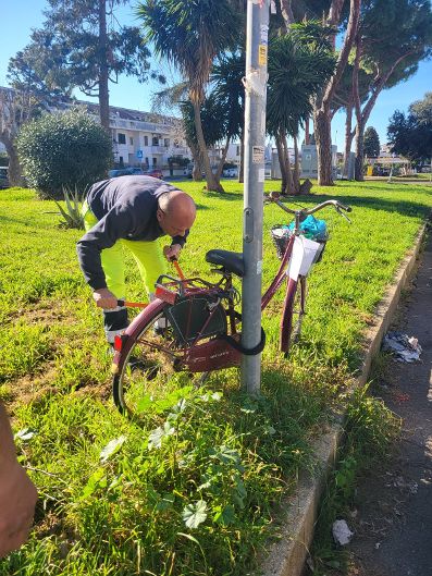 Cerveteri, scatta l’operazione antidegrado: rimosse 12 bici abbandonate in un solo giorno