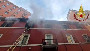 Roma, vanno a fuoco due appartamenti a San Giovanni: ragazza intossicata