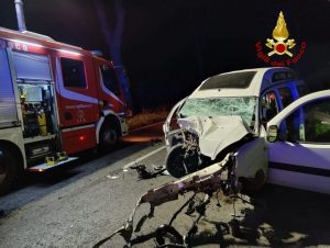 Schianto a Sezze, auto contro un pino sull’Appia: conducente in codice rosso