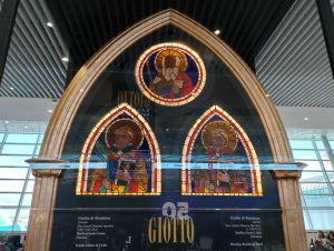 Nello scalo di Fiumicino esposte vetrate attribuite a Giotto