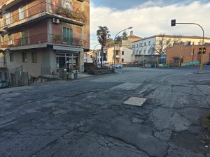 Viterbo, Via della Grotticella colabrodo e residenti esausti: “Dimenticati dall’amministrazione, tante promesse e pochi fatti”