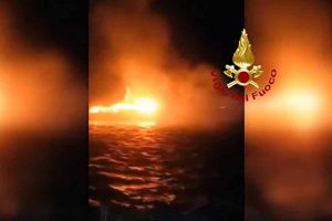 San Felice Circeo, incendio al porto: bruciano tre yacht