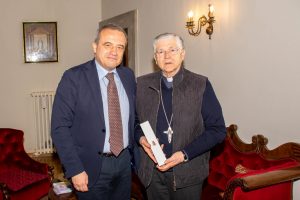 Il questore Vinci dona ai vescovi Piazza e Salvi l'”olio santo” del Giardino di Capaci