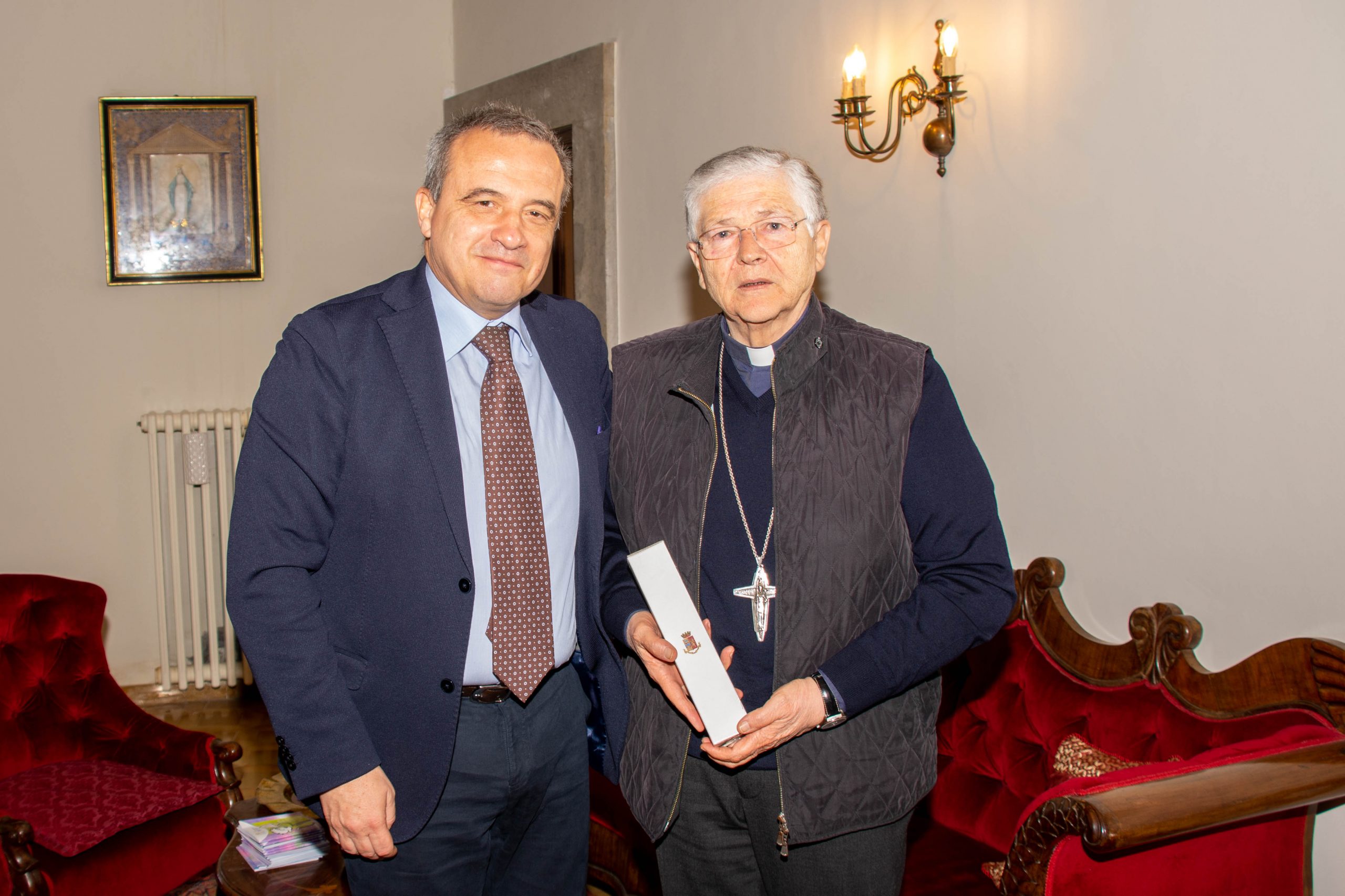 Il questore Vinci dona ai vescovi Piazza e Salvi l