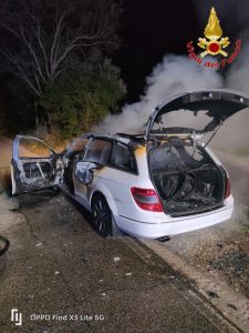 Civitavecchia – Auto in fiamme in via Braccianese Claudia, nessun ferito