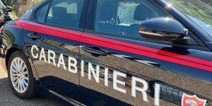 Parcheggia in pendenza senza freno: muore travolto dalla sua stessa auto