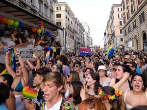 “Il logo a testa in giù della Regione Lazio”: gravi le minacce del portavoce del Roma Pride
