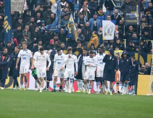 Serie A. Il Frosinone resiste e torna a far punti: 1-1 a Genova