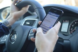 Approvato alla Camera il nuovo codice della strada: detenzione per chi guida in stato di ebrezza e patente sospesa per uso del cellulare