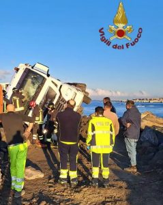 Incidente sul lavoro a Ostia, camion si ribalta sulla scogliera: ferito il conducente