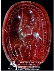 Eccezionale ritrovamento a Barbarano: uno scarabeo rosso nella Tomba della Salamandra