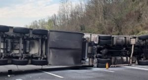 Frosinone – Si ribalta camion su A1, chiuso tratto tra Ferentino e Ceprano