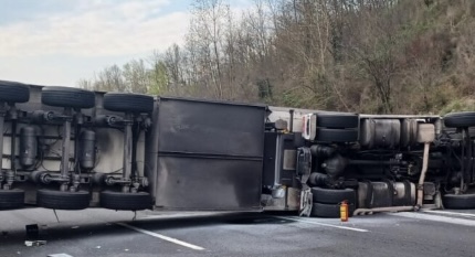 Frosinone – Si ribalta camion su A1, chiuso tratto tra Ferentino e Ceprano