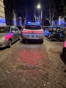 Roma – Ennesimo atto vandalico su autovettura parcheggiata, rubato materiale per migliaia di euro