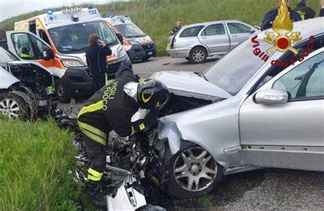 Incidente ad Ardea tra tre auto: morta una bambina di 8 anni