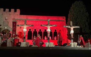 Viterbo, solenne processione del Venerdì Santo con la Crocifissione in piazza S.Lorenzo