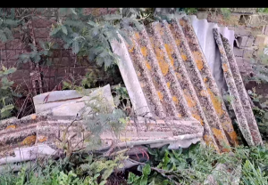 Allarme a Ladispoli, 12 metri quadri di amianto abbandonati in Via degli Aironi
