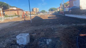 Tarquinia Lido – Viale Mediterraneo prende forma, nuova rete fognaria e tubature dell’acqua in attesa degli alberi