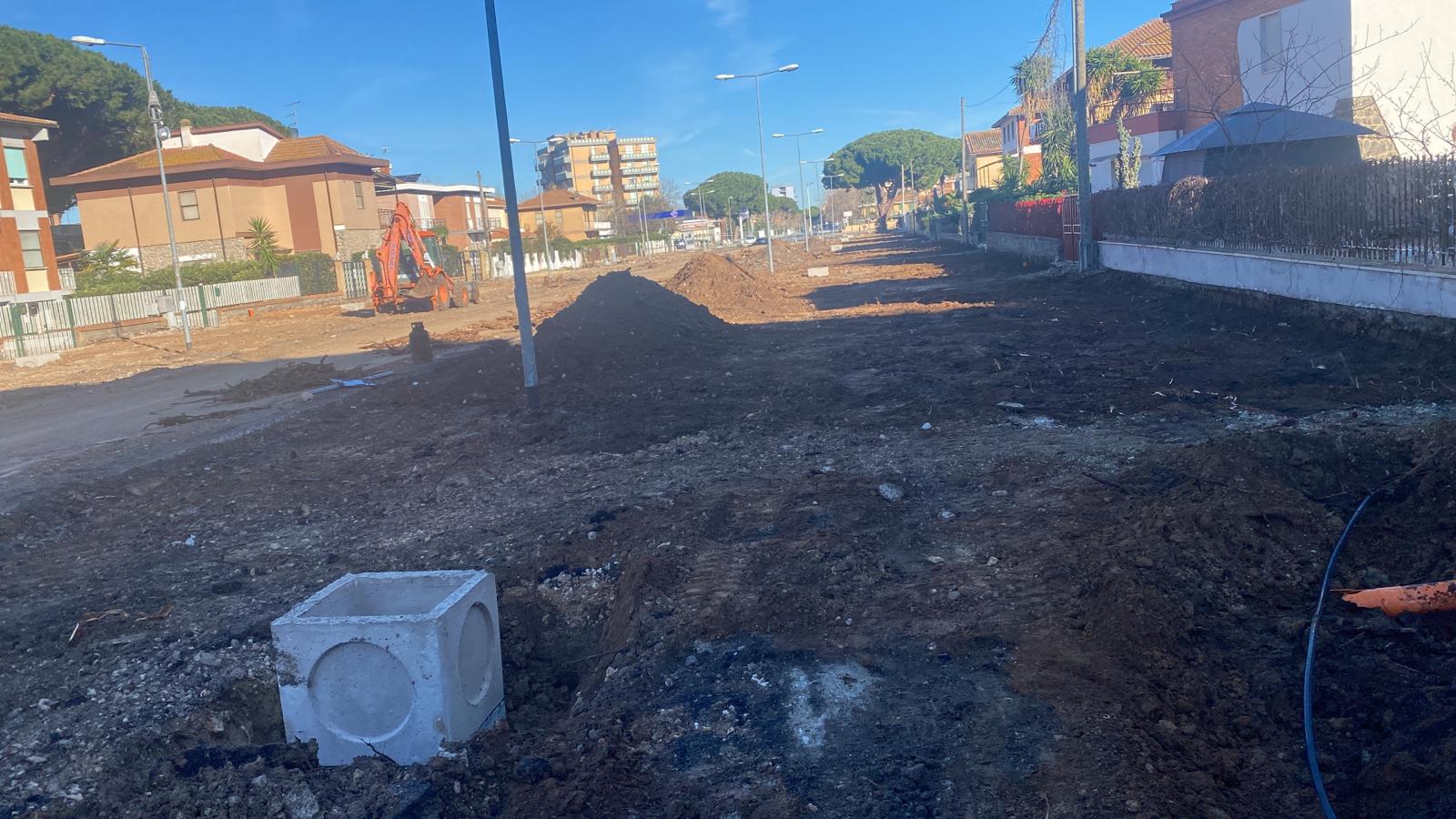Tarquinia Lido – Viale Mediterraneo prende forma, nuova rete fognaria e tubature dell’acqua in attesa degli alberi