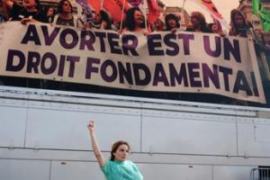 Francia, aborto diventa libertà garantita da Costituzione: primo Paese al mondo