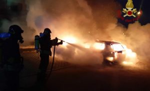 Viterbo, auto date alle fiamme nel quartiere Villanova: indagini in corso