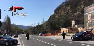 Donna ubriaca al volante distrugge auto e colonnina Enel in pieno centro nel Reatino