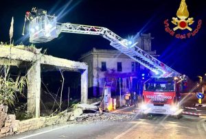 Santa Marinella, crollo all’ex cementificio: detriti in strada e tragedia sfiorata