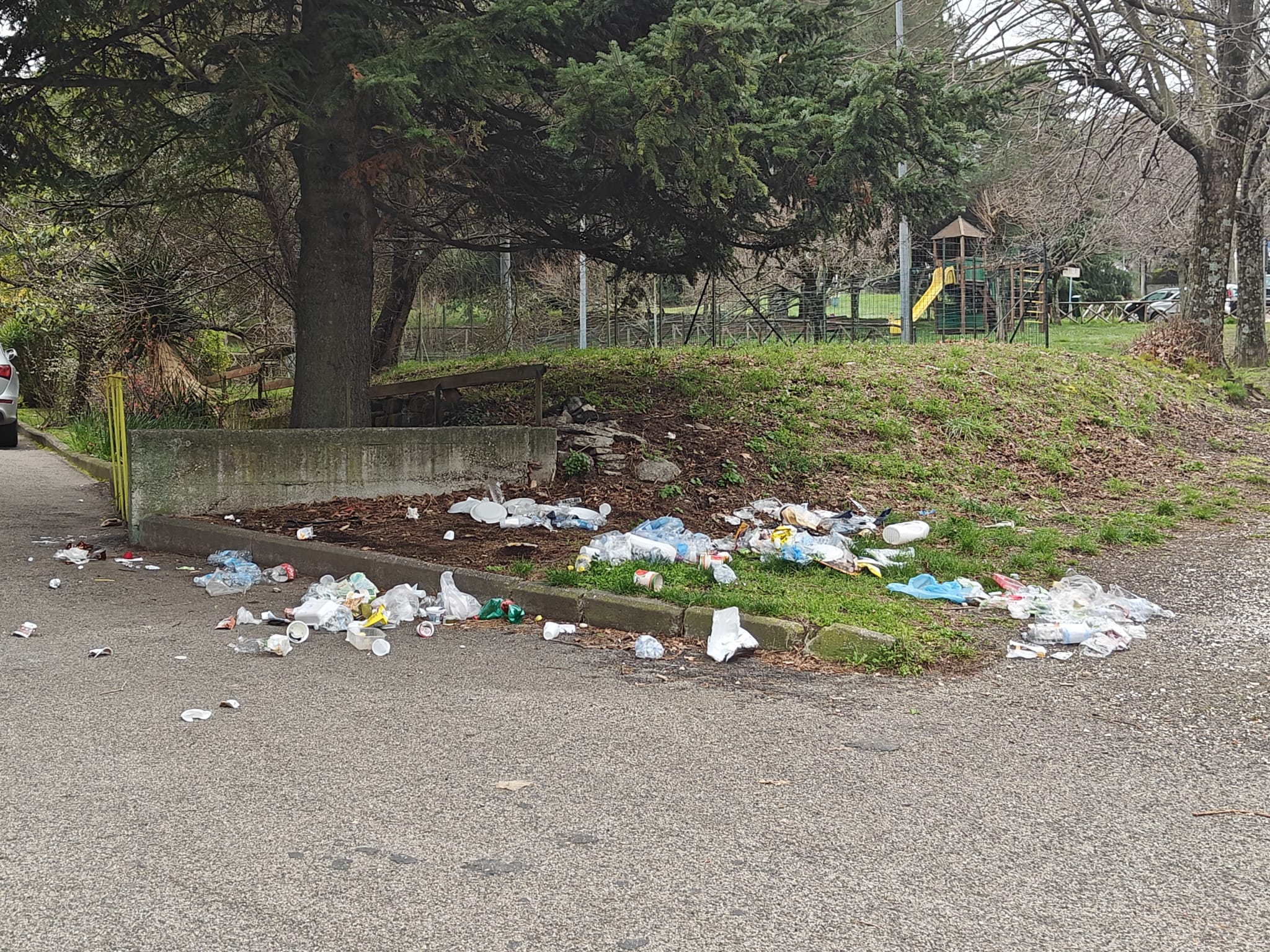 Viterbo nel degrado, scempio quotidiano per le zone Barco e Pila: “Immondizia ovunque”