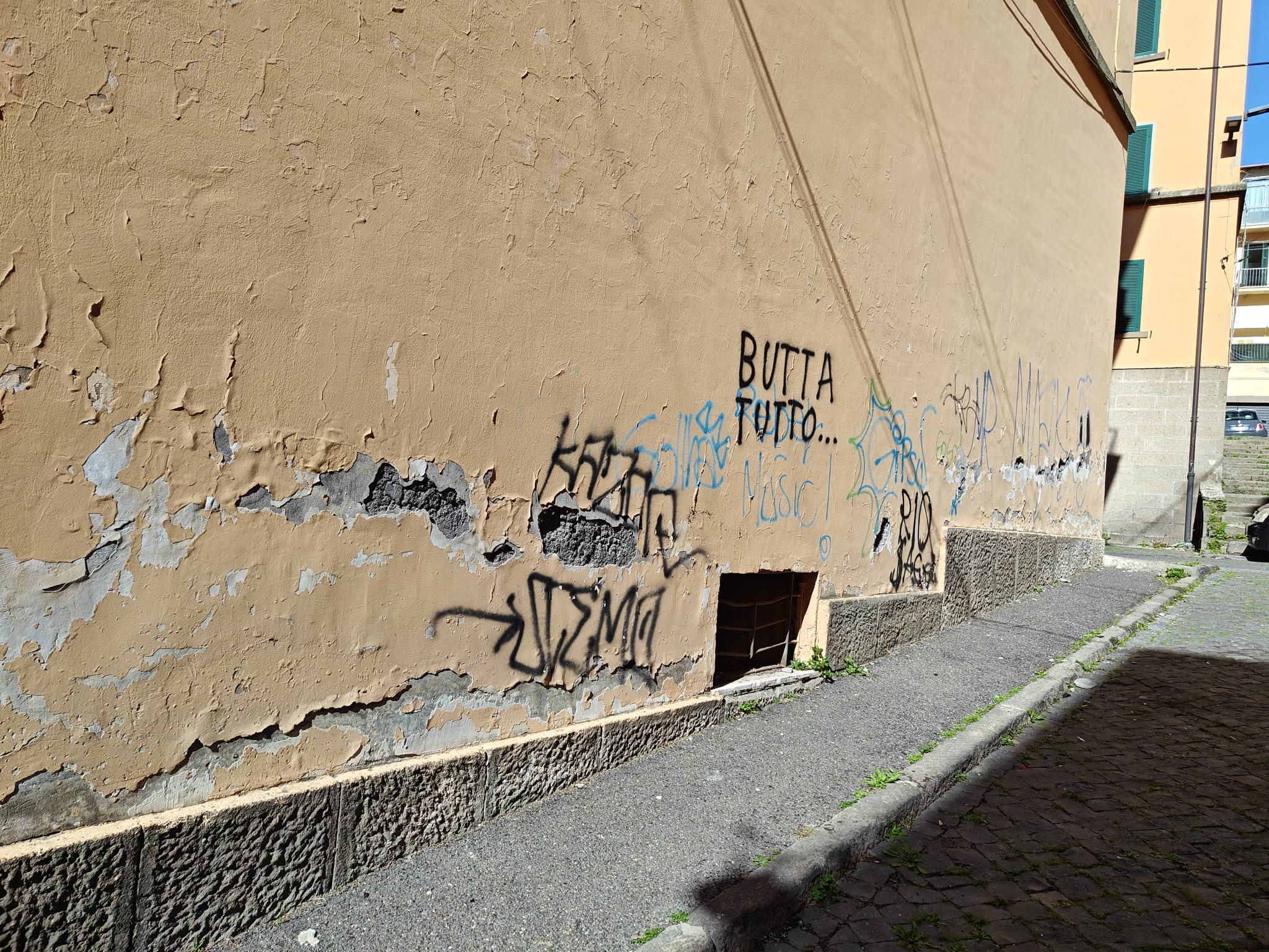 Viterbo, zona Trinità: “Case occupate e zona degradata, qualcuno intervenga”