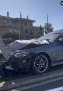 Cerveteri, carro funebre finisce contro un palo: traffico a rilento