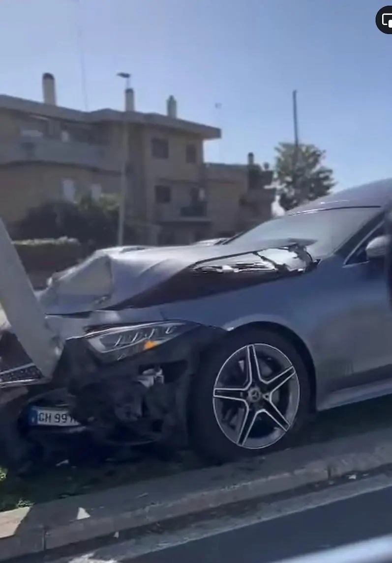 Cerveteri, carro funebre finisce contro un palo: traffico a rilento