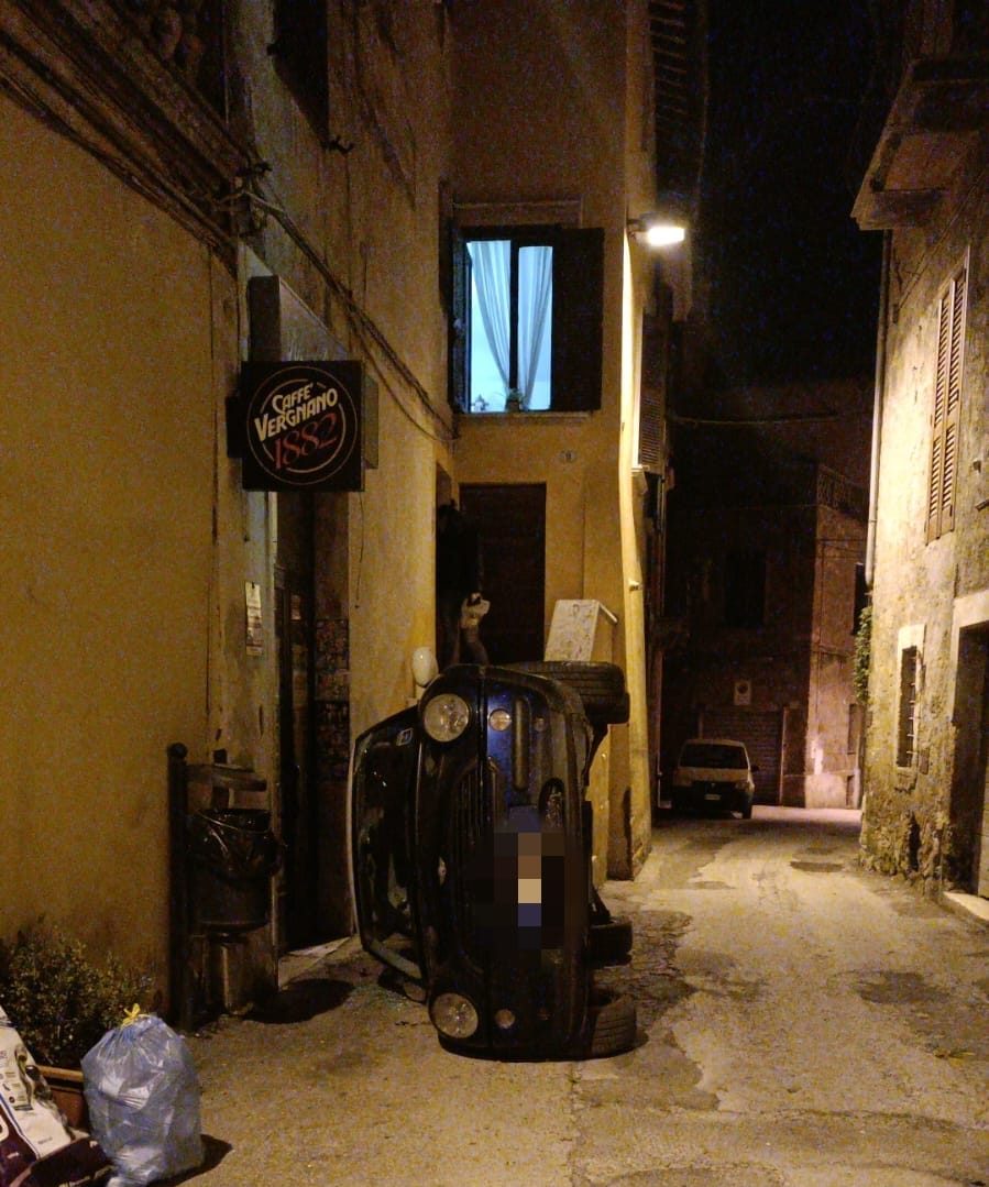 Auto si cappotta in pieno centro storico a Gallese: la foto diventa virale