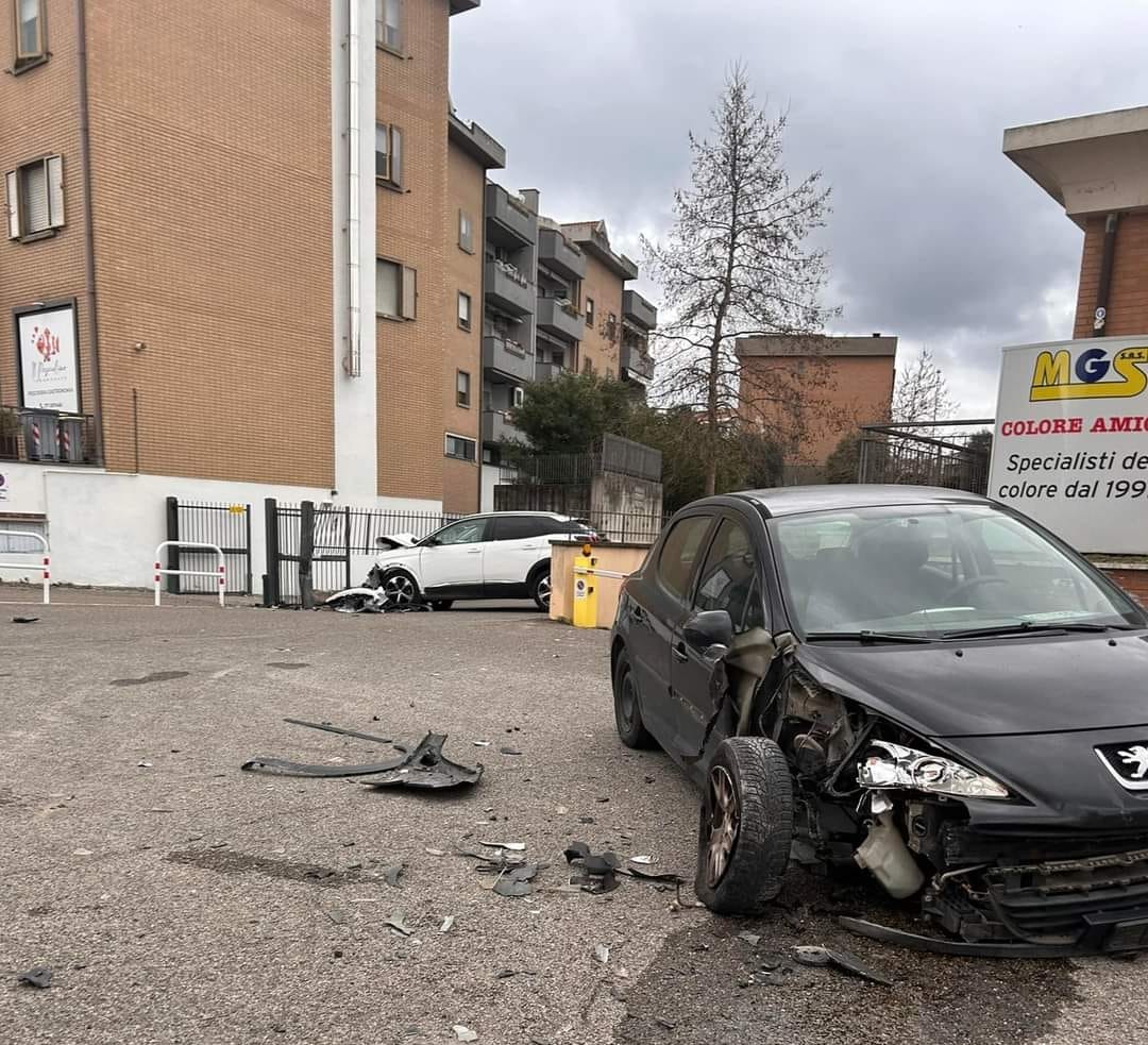 Viterbo, violento scontro tra auto al Carmine: 118 sul posto per soccorrere i feriti