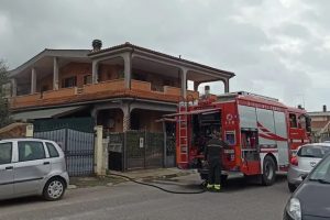 Paura a Ladispoli, incendio in villetta: 50enne resta intossicata