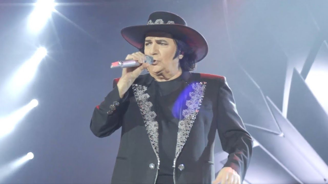 Renato Zero scende dal palco e saluta uno speciale fan di Castiglione in Teverina