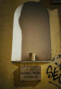 Divelto il busto di Anna Magnani in centro a Roma