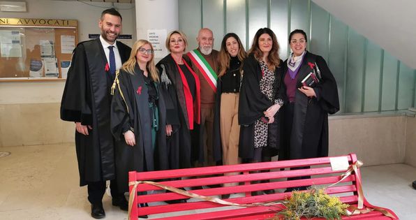 Violenza sulle donne, inaugurata a Civitavecchia la “panchina rossa”