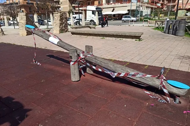 Ladispoli, esce dall’ospedale il bimbo che ha perso un dito al parco