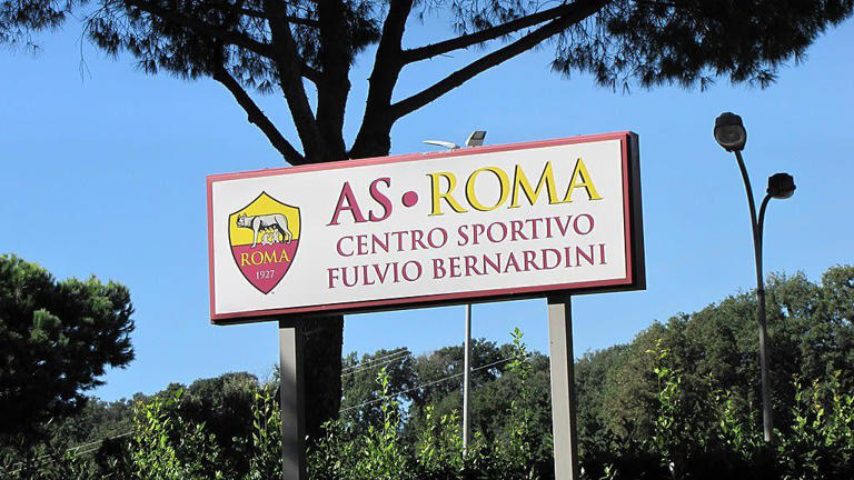 Sesso con il capo, il video hard rubato alla dipendente della Roma e diffuso da un calciatore del vivaio: licenziata la coppia di Trigoria