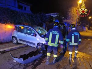 Santa Marinella, auto contro albero in Via IV Novembre: ferita la giovane conducente