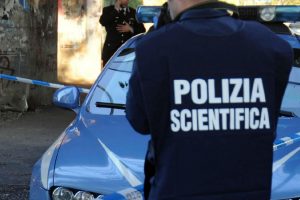 Giallo a Ostia: 54enne polacco trovato impiccato in casa di un’amica