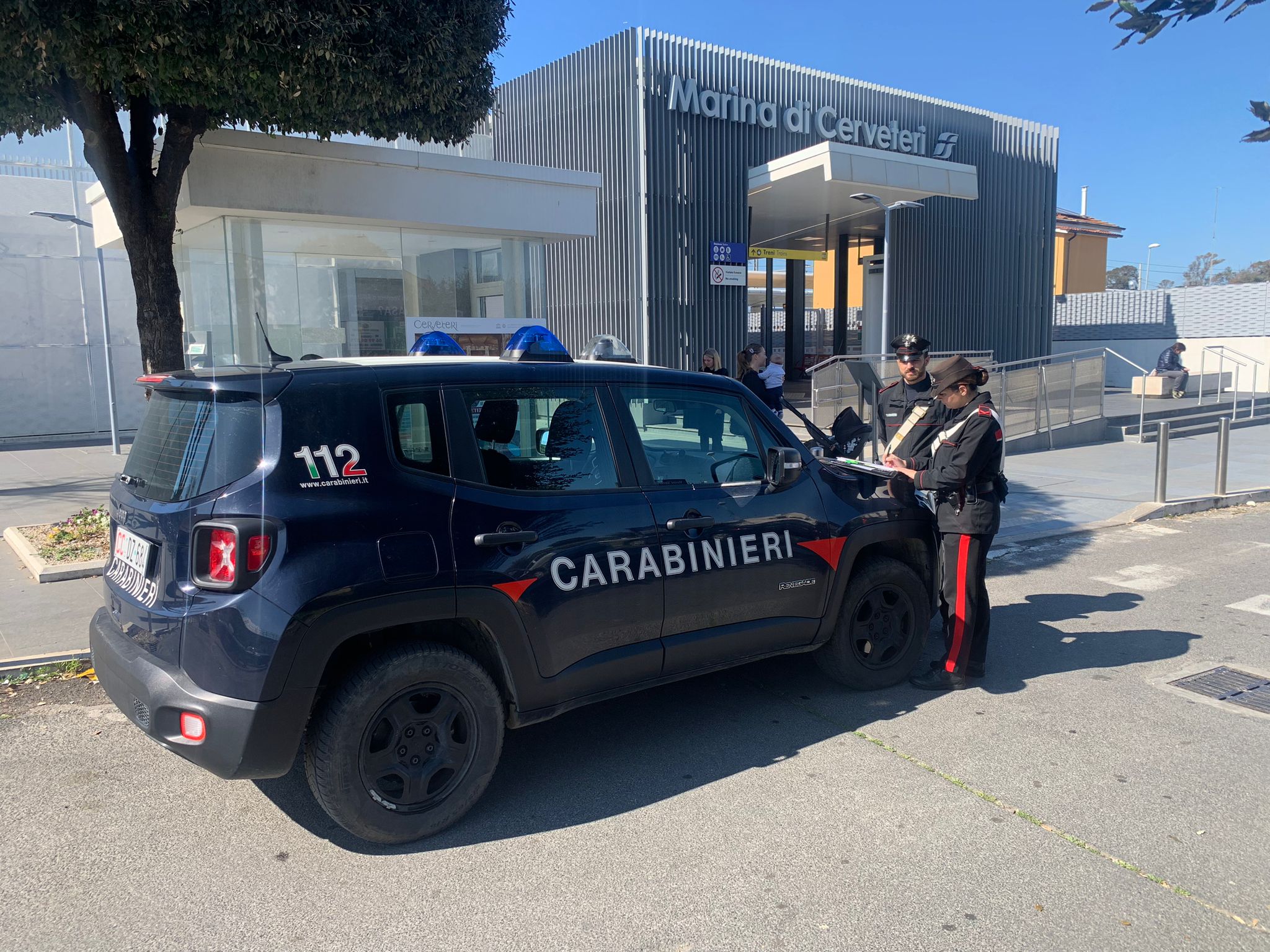 Cerveteri, la nonna sale sul treno e lui resta da solo sui binari: brutta avventura per bimbo di 9 anni