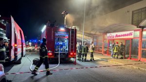 Paura a Valmontone: va a fuoco centro commerciale