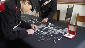 Furto gioielli a Roma, sul sito Carabinieri foto dei monili recuperati