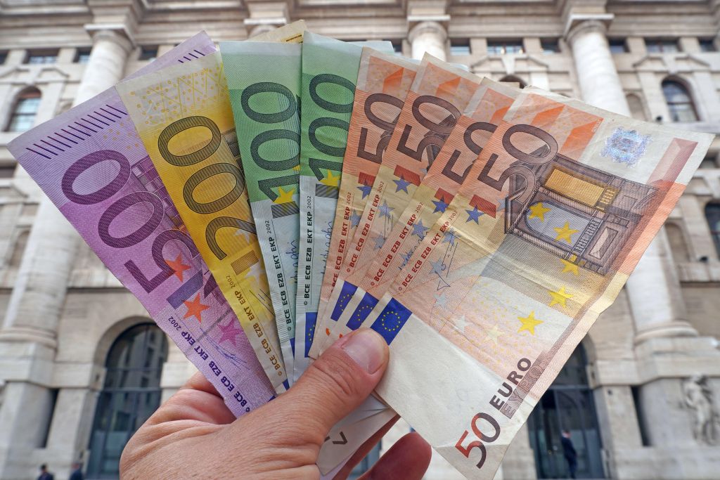 Banconote false, sequestrati a Napoli beni per un milione