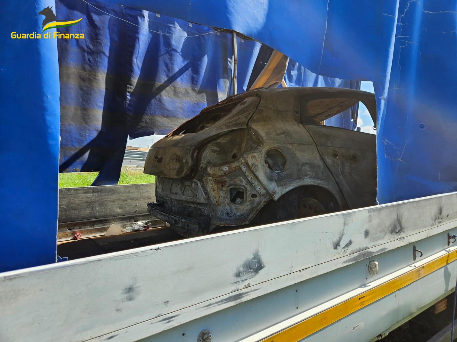 Rifiuti speciali pericolosi a Fondi e sul litorale romano, Guardia di Finanza denuncia due persone