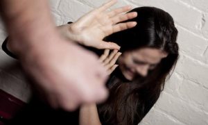 Insulta e maltratta la moglie per anni davanti alla figlia: ammonito quarantaduenne della provincia viterbese