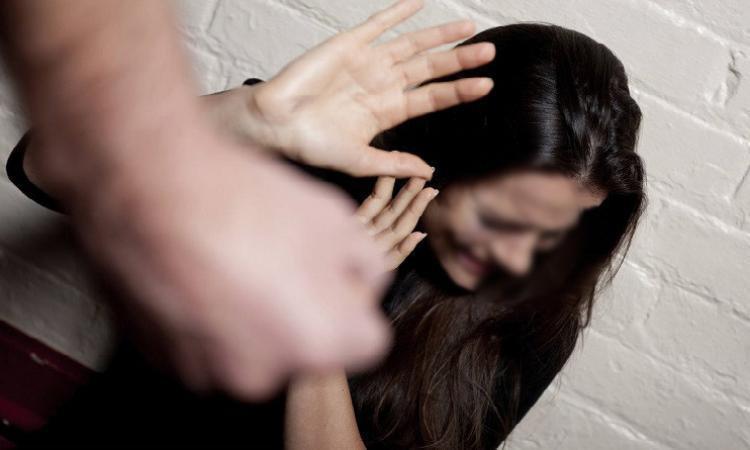 Insulta e maltratta la moglie per anni davanti alla figlia: ammonito quarantaduenne della provincia viterbese