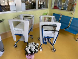 La famiglia Basili dona due culle neonatali in ricordo di Maria e Silvia, morte dopo il parto